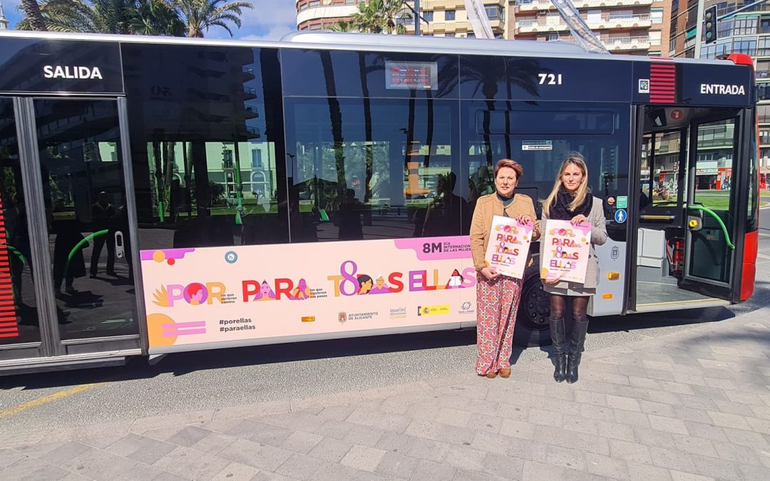 La campaña «Por ellas, para todas ellas» de Igualdad circula ya en los autobuses