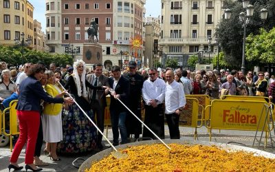 La magia de las Hogueras conquista a centenares de cordobeses