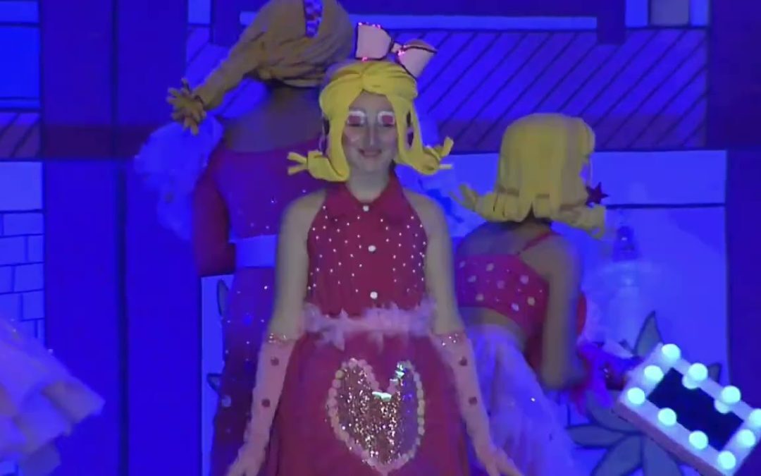 Miles de personas disfrutan de los playbacks de Hogueras en su vuelta a la Ciudad de la Luz