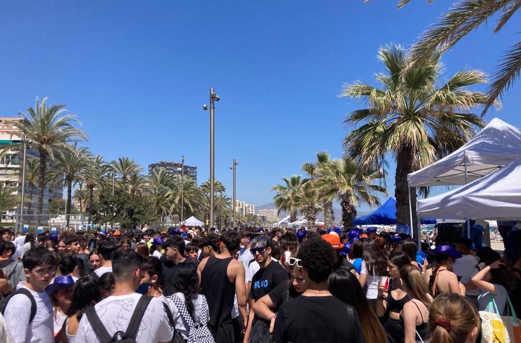 Miles de jóvenes participan en la Fiesta saludable Santa Faz 0,0 en la playa de San Juan
