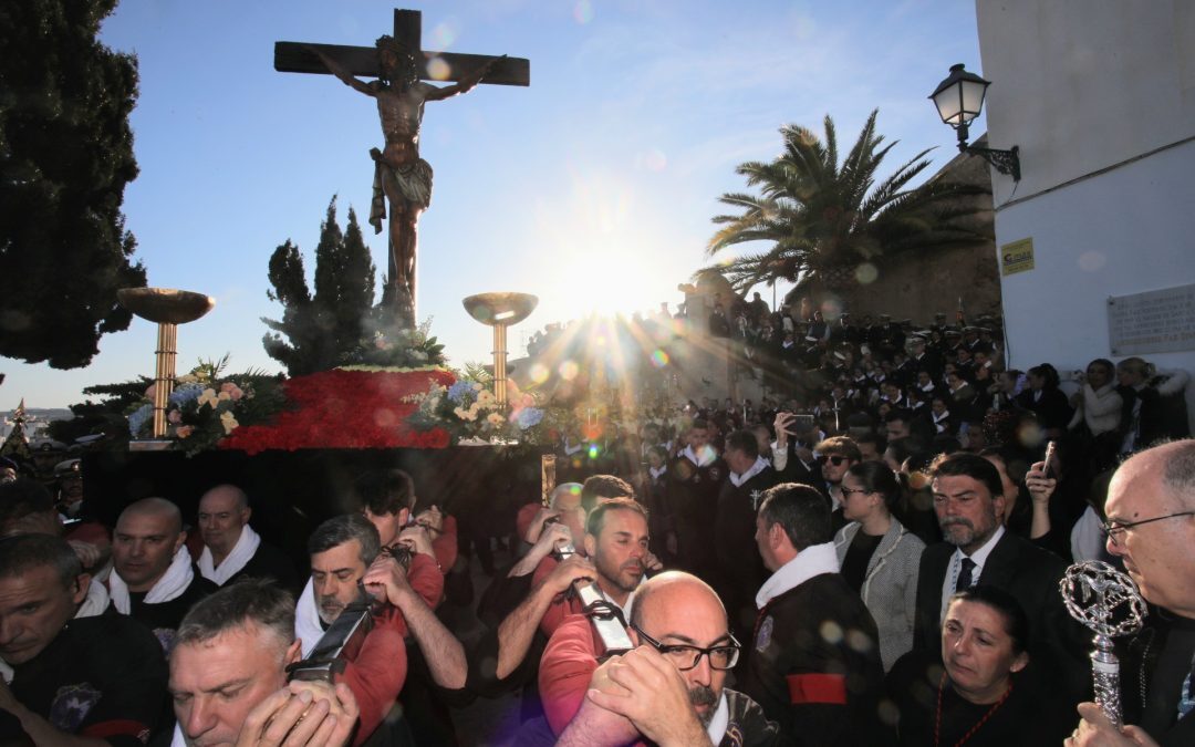 Las saetas de Fina de Ángeles acompañan a la procesión de Santa Cruz