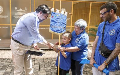 El alcalde recibe a la Comisión de las Fiestas de las Cruces de Mayo de Santa Cruz