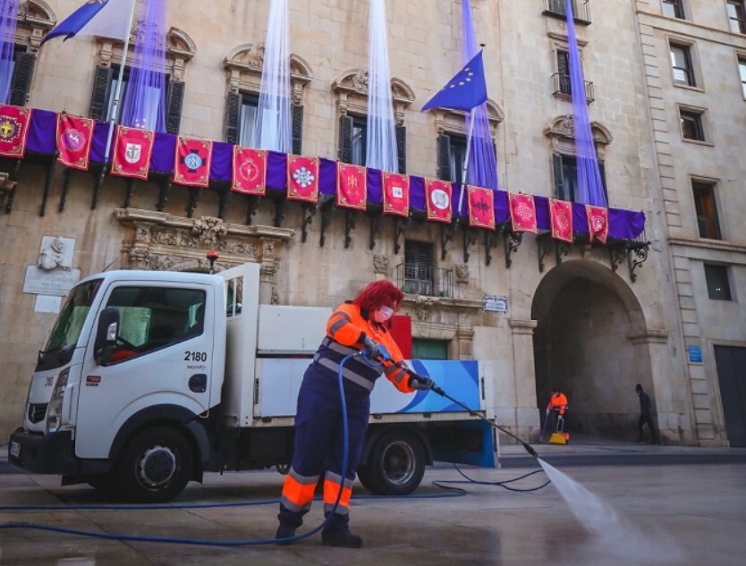 Alicante activa el dispositivo de limpieza de Semana Santa con 31 equipos y 79 operarios