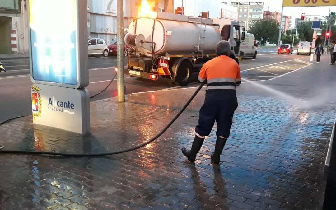 Alicante refuerza el baldeo de calles con siete cubas ante la falta de lluvias