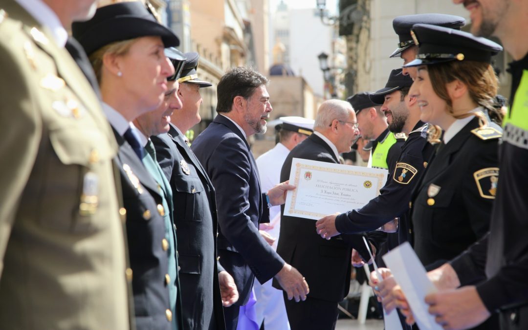 Barcala agradece  a los policías locales que logren hacer un Alicante «más seguro»