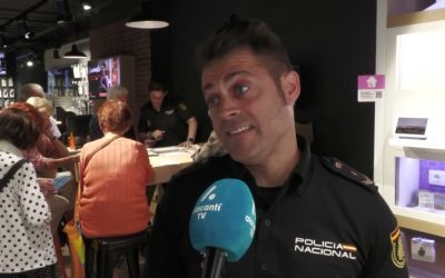 La Policía Nacional forma a los mayores para reducir la brecha digital