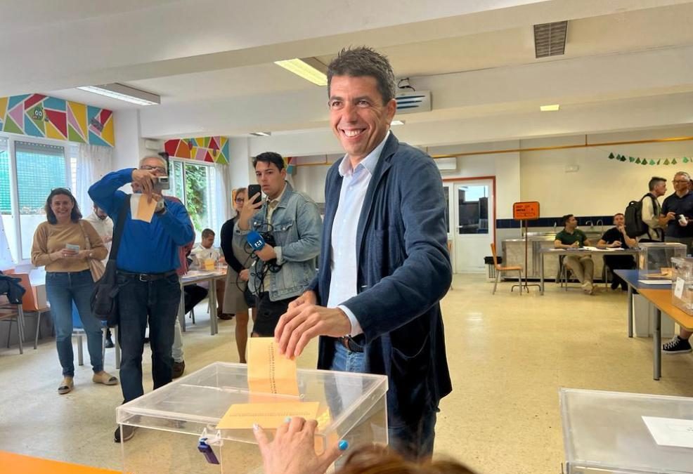 Carlos Mazón vota «con la ilusión de abrir una nueva etapa en la Comunitat Valenciana»