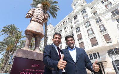 La figura gigante del guerrero de Xi’an ya luce en el paseo de La Explanada