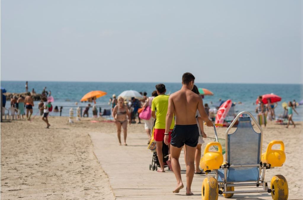El servicio de baño adaptado se pondrá en marcha en julio en las playas de Alicante
