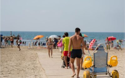 El servicio de baño adaptado se pondrá en marcha en julio en las playas de Alicante