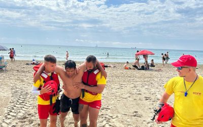 Un simulacro de rescate en el Postiguet comprueba el servicio de emergencias en playas