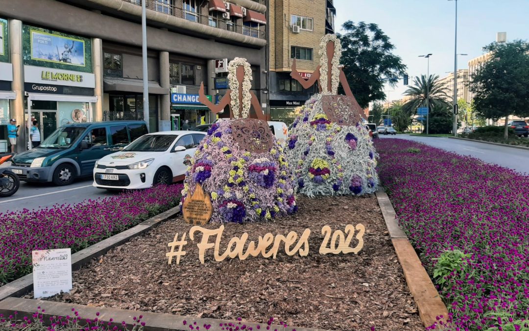 Adornos florales en la ciudad que recrean a las Belleas del Foc y hasta una mascletà