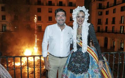 Las cremàs de ‘Geoda’ y ‘D´Alacant al món’ rematan las Hogueras “de la recuperación”