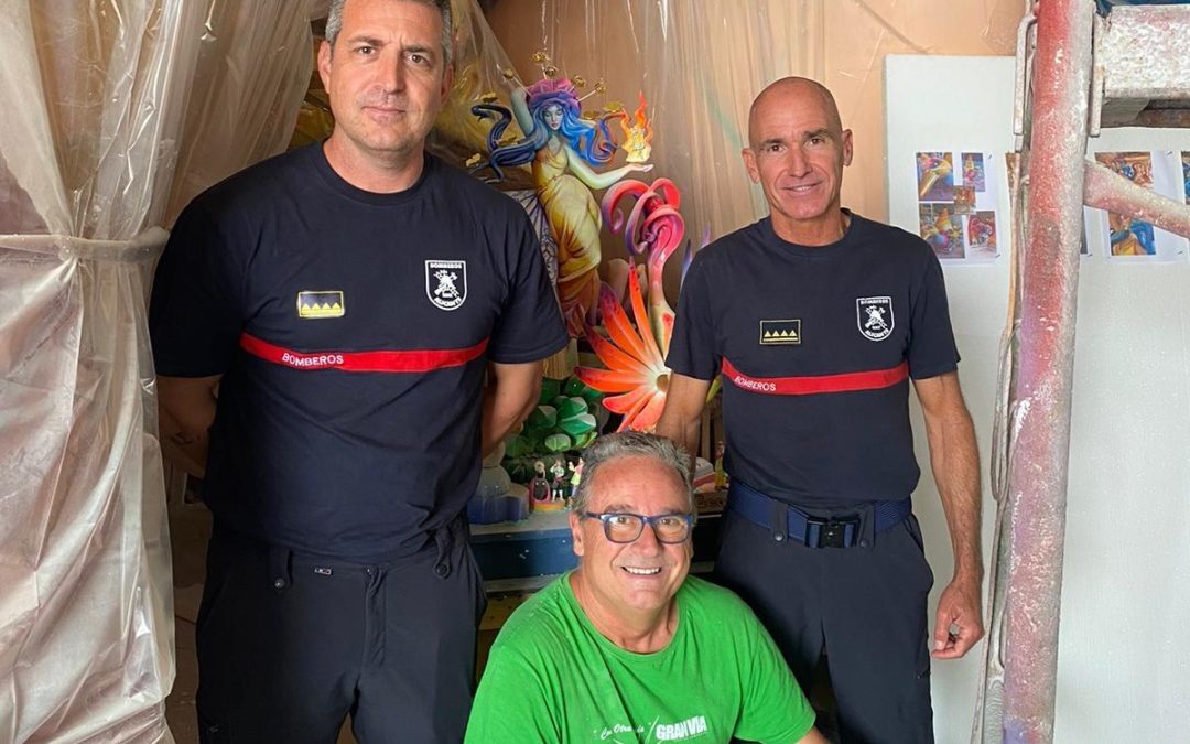 Los bomberos revisan la seguridad de la hoguera oficial ‘Geoda’ de Pedro Espadero
