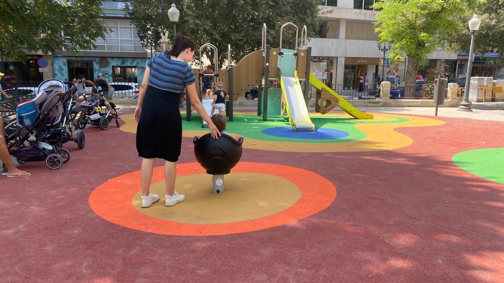 Abierta la nueva zona infantil de la plaza Calvo Sotelo con juegos inclusivos