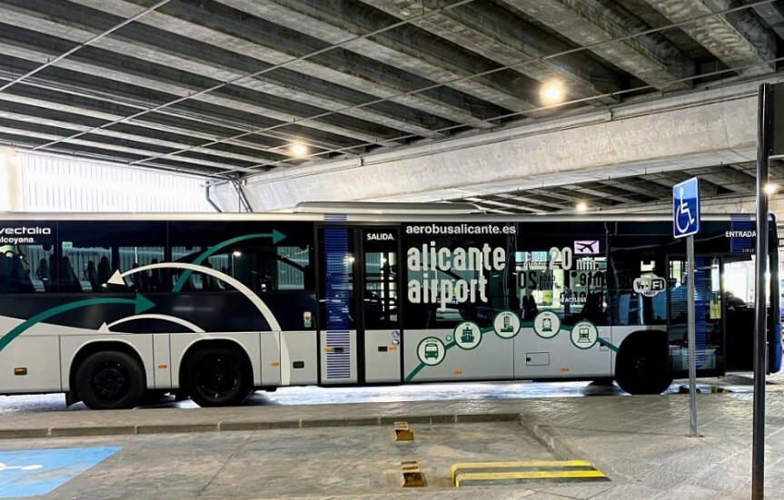 Alicante recupera el bus 24 horas al aeropuerto ante el aumento de turistas