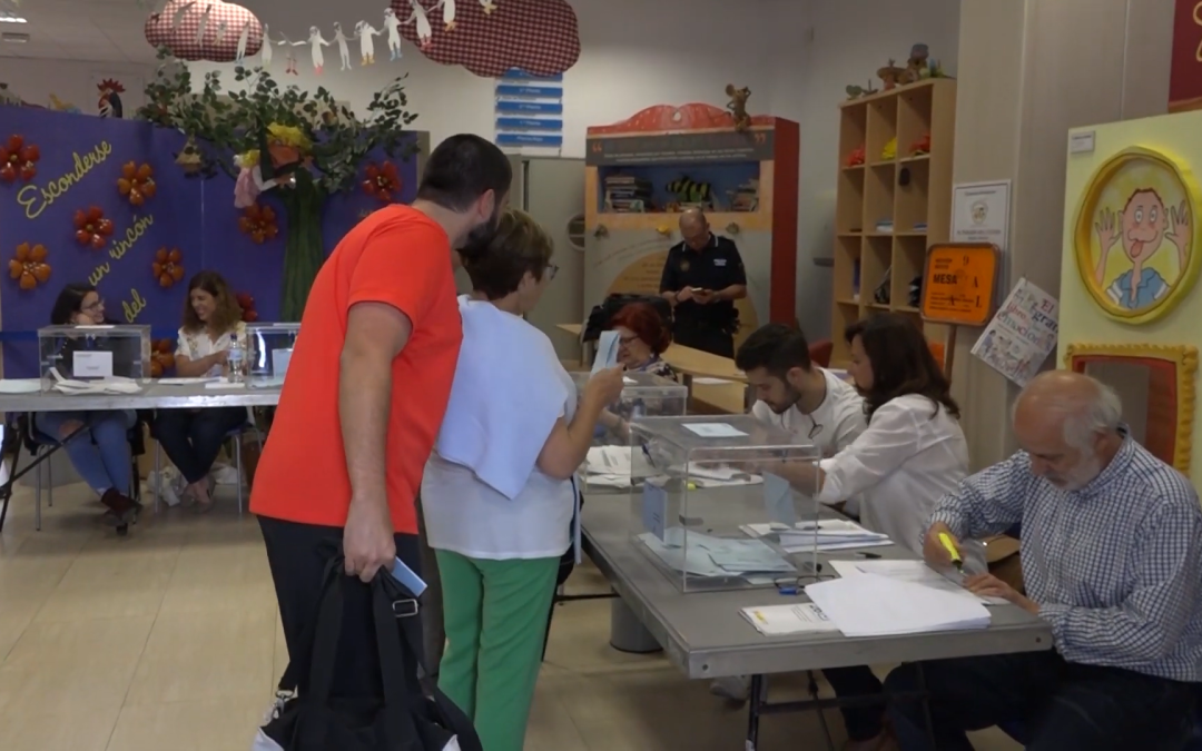 Botellas de agua y ventilación para los miembros de las mesas electorales de Alicante