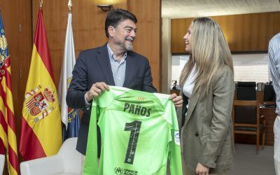 Barcala destaca los valores humanos y deportivos de la portera Sandra Paños y de Agustinos