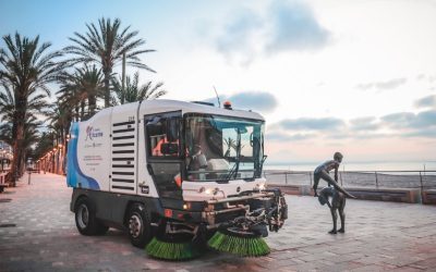 Alicante destina 50 operarios y 20 máquinas al operativo especial de limpieza de playas