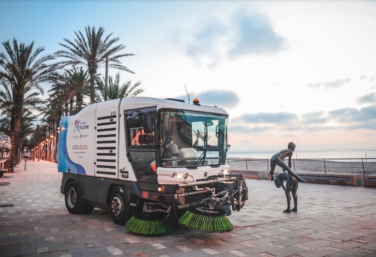 Alicante destina 50 operarios y 20 máquinas al operativo especial de limpieza de playas