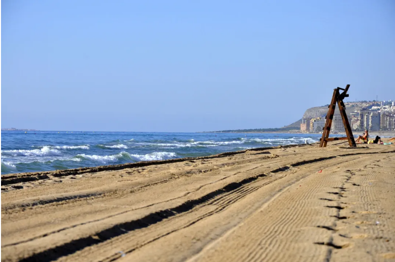 Reabiertas las playas de Urbanova y San Gabriel tras su contaminación