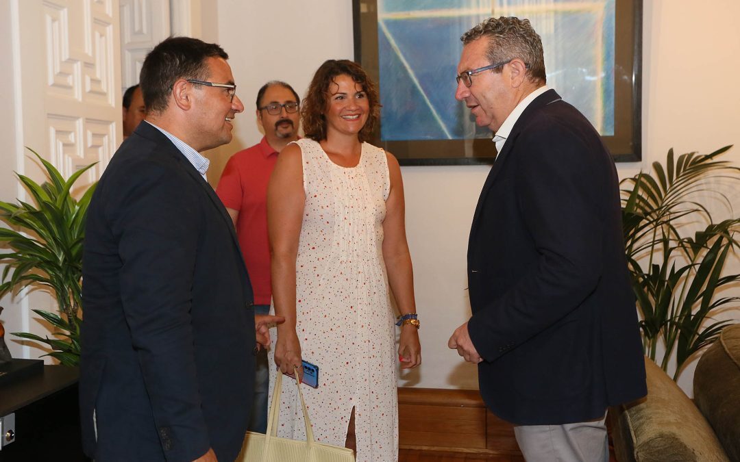 Toni Pérez recibe al nuevo presidente de la Federació de les Fogueres