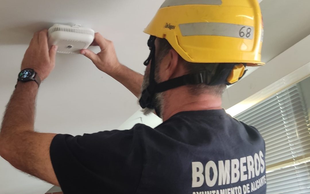 Los Bomberos instalan 300 detectores de humo en casas de personas  vulnerables