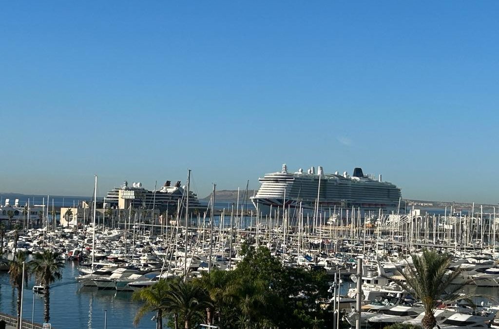 Dos cruceros traen a Alicante a 5.500 pasajeros con un impacto de 400.000 €