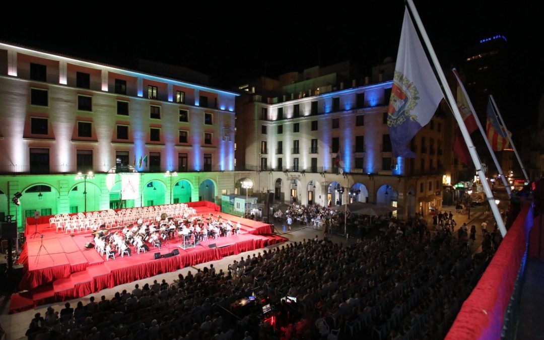 La Plaza del Ayuntamiento se une al circuito de edificios iluminados
