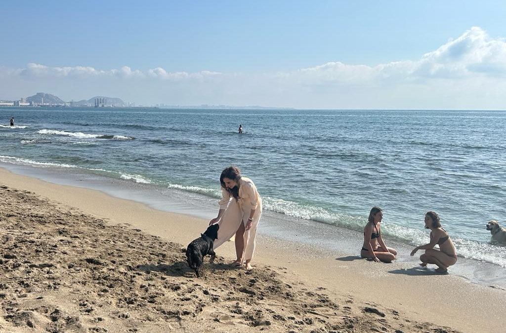 La «Doggy Beach» en Agua Amarga atrae a centenares de personas  y mascotas