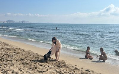 La «Doggy Beach» en Agua Amarga atrae a centenares de personas  y mascotas