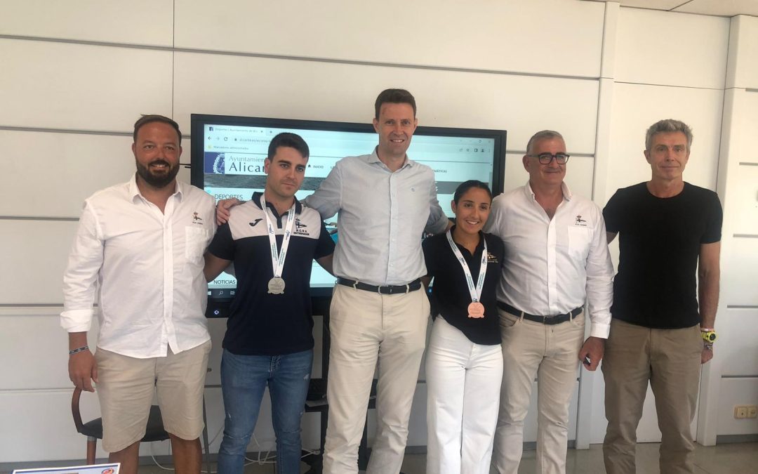 Toni Gallego felicita a los medallistas alicantinos del RCRA por sus éxitos en el Europeo de Remo de Mar