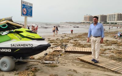 Alicante acelera la limpieza y el acondicionamiento de sus playas tras la DANA