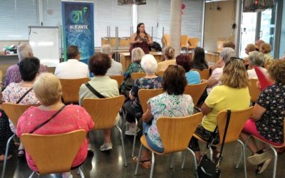 Alicante Futura acerca la tecnología a más de 300 mayores de los barrios