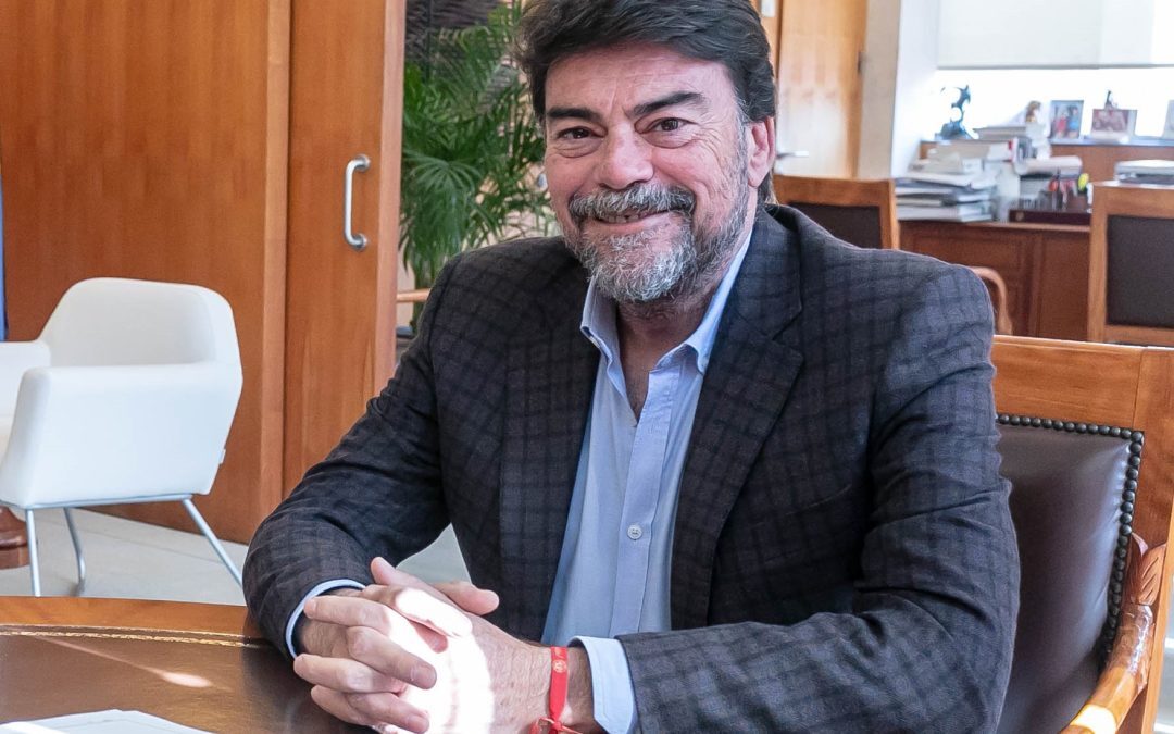 Barcala califica como «ataque injustificable» que el Gobierno recorte vuelos en El Altet