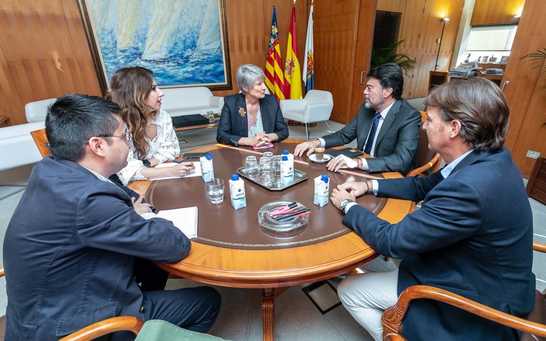 El alcalde elogia la apuesta estratégica de Ouigo por la ciudad de  Alicante