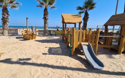 Alicante renueva más de 200 bancos y los juegos infantiles de las playas