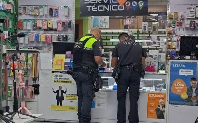 Operativo policial en la zona centro para controlar las tiendas de compraventa
