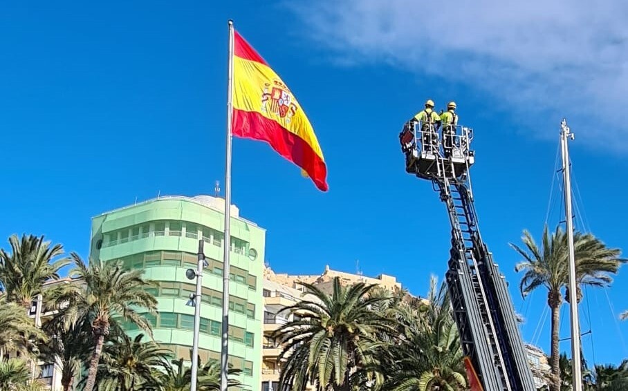 Alicante renueva la bandera de España de 30 m² que ondea en la Plaza del Mar