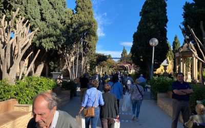 Miles de alicantinos visitan con normalidad el Cementerio en Todos los Santos