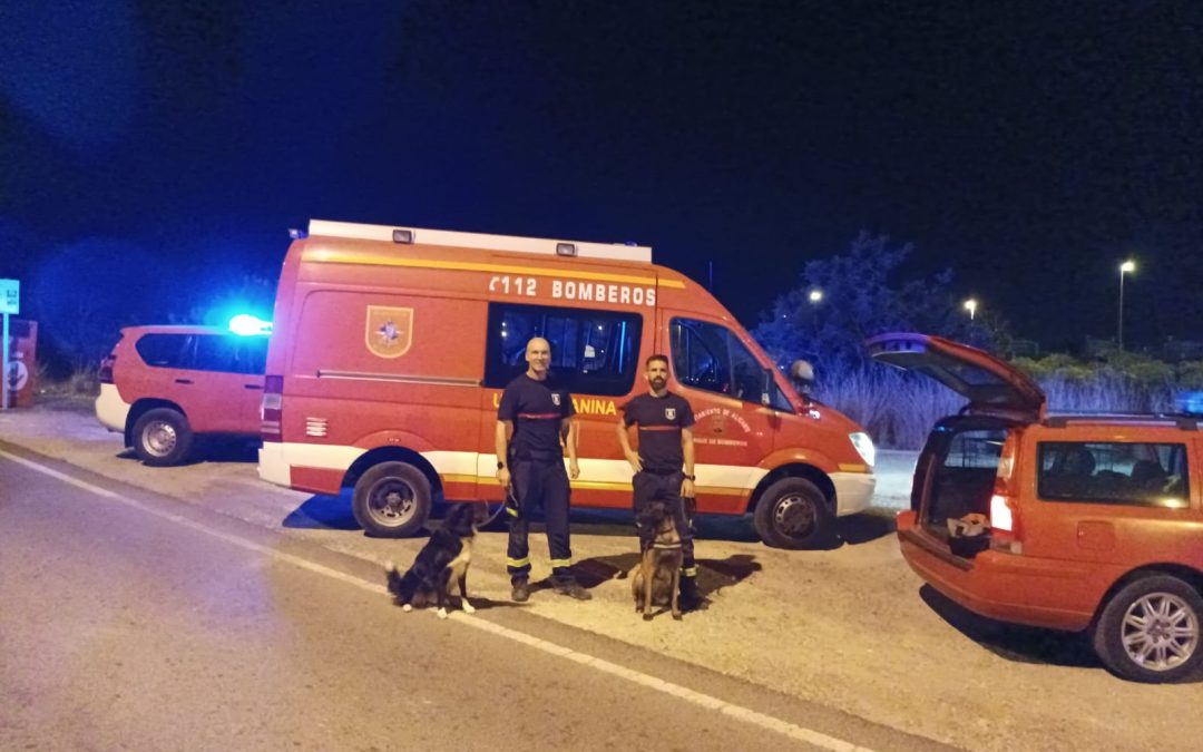 La unidad canina de los bomberos rescata a una mujer de 86 años perdida en Tángel