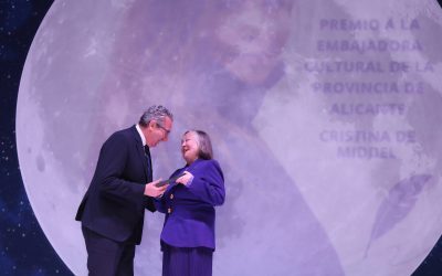 La fotógrafa Cristina de Middel recibe la distinción como Embajadora Cultural de la provincia