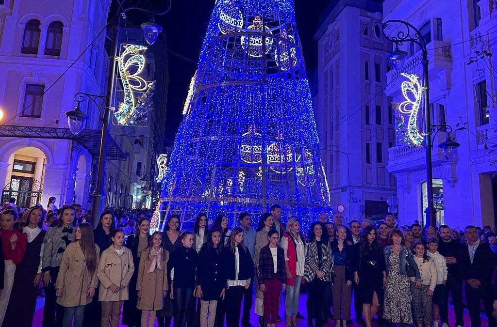 Alicante enciende la Navidad con millones de luces y un gran árbol