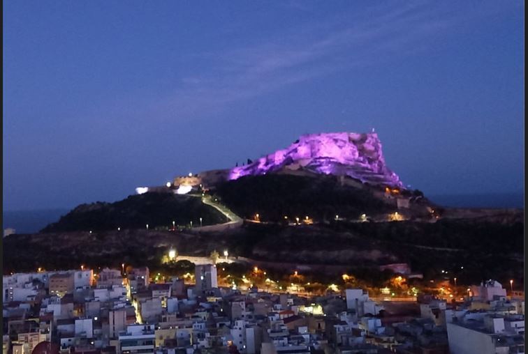 Alicante ilumina el Castillo de Santa Bárbara, Luceros y el Mercado por el 25N 