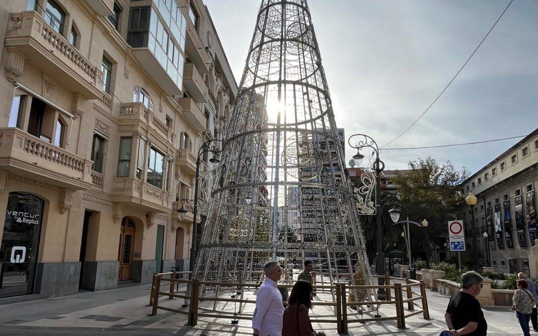Alicante enciende la Navidad con 114 calles adornadas, 2.000 y un gran árbol