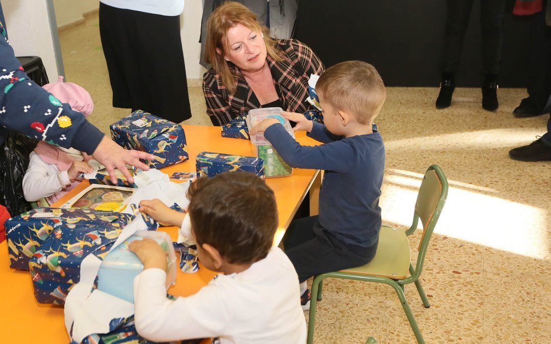 Los pequeños de la Escuela Infantil del Hogar Provincial reciben los juguetes