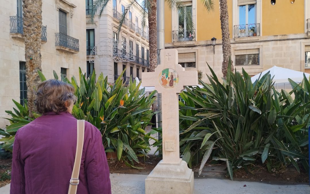 La cruz de la plaza de la Santísima Faz ya está restaurada tras una inversión de 1.700 €