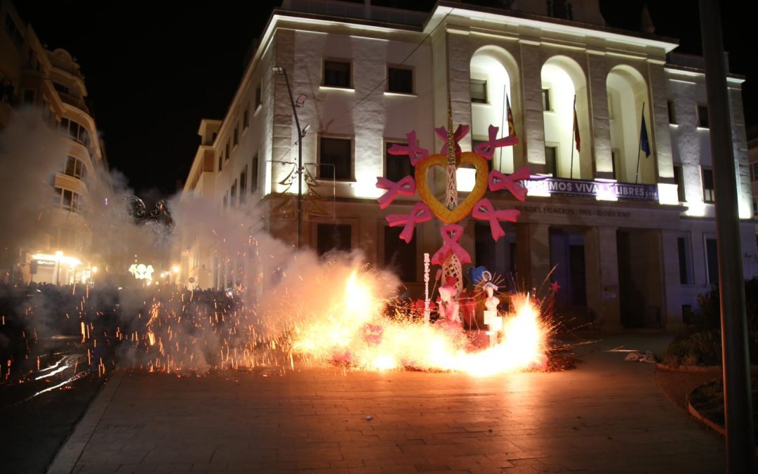 Las Hogueras se solidarizan contra el cáncer con la cremà de ‘Fogueres en Nadal’