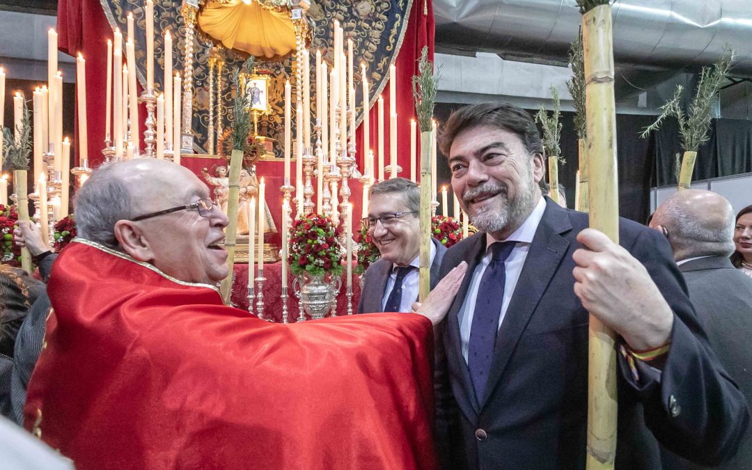 Barcala acompaña a la Santa Faz en la apertura de la Feria Diocesana Lux Mundi