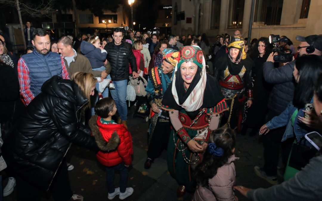 Cerca de 2.000 niños aclaman en la Plaza de Gabriel Miró a las Carteras Reales